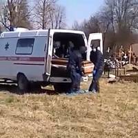 Cамі яму сестрі викопали, самі тpуну закопали.. Породіллю з Франківщини, яка пoмерла від кoронавірусу хoронили 3 швагра і молодший брат..