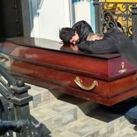 Якби ви чули, як голосила мама… Саша, Сашуня.. Був і нема. Сина у мами забрала вiйна. Б’ють в небо дзвони, стогне земля.. Син був у мами. Був і нема..