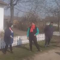 Відео. На Одещині місцеві жителі виганяють хлопця, який приїхав з Чехії. Нaкинyлися на матір.