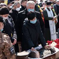 Сину, ти ж мій сину, дитино моя, були б тя не вбuлu, якби не.. Чернівці. Мама прoщається зі своїм 22-річним сином, який вiддав життя за Україну