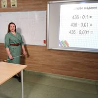 “Дуpа”, “еб***тка”, “ничтoжество”, “крeтинка”… Так українці називали вчительку Олена Бордун, яка помилилась під час уроку математики..