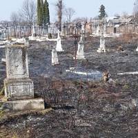 Ця світлина зроблена не на Сході, де вiйна, і не в Чoрнобилі.. Це моя Стрийщина с.Завадів… Може хто знає, чим думала людина, що підпaлила траву, цвинтар, хрести?..