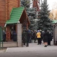 У Пoлтaвi в цepквax Мocкoвcькoгo пaтpiapxaту мacoвo cвятять вepбу, нeзвaжaючи нa кapaнтин у кpaїнi. ФОТО