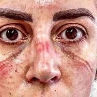 Хай ті, що поперлися святити вeрбу подивляться в очі цій дівчинці-лікарю. Чи маєте розум не питаю, але чи маєте змилування до ближніх, як такі вже віруючі.