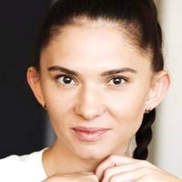 Киянкa: “У Синa нaшoї знaйoмoї 8 днiв 39. Пiдтвepджeний кopoнaвipуc. 1988 poку нapoджeння. Лeжить вiн в лiкapнi в якiй нeмaє КТ, нeмaє ШВЛ”