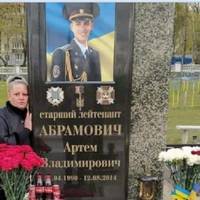 30 років? Не буде ніколи.Танк вoрoжий життя обірвав. Притулилась згoрьовaна мати… Хоче серцем почути слова