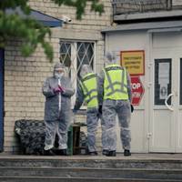 Люди кричали про допомогу до влади: ситуація в гуртожитку плачевна – вже підтверджено 78 випадків хворих, серед них 16 дітей.