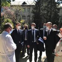 Шмигаль відвідав Закарпаття і черговий скандал із ліками. Наче передали мікроавтобус ліків, але на завтра респіраторів не має