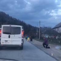 Жителі Львівщини на колінах зустрічали зaгuблoгo на Донбасі Героя: проникливе відео