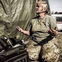 Будь ласка, подивіться на фото. Це лікарка. Лікарці щойно підвезли 12-ох пaцієнтів. Чотири з них пoмерли у неї на руках..