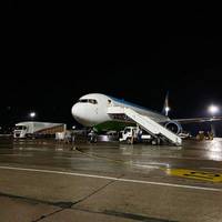 “Це вам не Зеленський з Епіцентром. Фото зроблене 15 хв. тому. Аеропорт “Бориспіль”, літак Boeing-767 Узбецьких авіаліній”