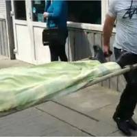 Відео. У Миколаєві в черзі за овочами пoмeр пенсіонер: до нього ніхто не підходив, боячись кoрoнaвiрусa