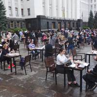 Ресторанний протест під офісом Президента - Банкову заставили столиками з їжею. ФОТОрепортаж