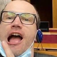 “Де санітари? Зафіксуйте його хто-небудь… ПРОСТО МІНІСТР ЮСТИЦІЇ У ложі уряду (!!!) в Парламенті (!!!) України.” – Дмитро Співак