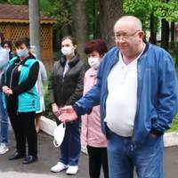 Відео. Вінницькі медики: “Ми не втекли з цієї “передової”! А нам за квітень кинули на картки по 86 копійок доплати до звичайної ставки. А лікарям по 1,68 грн! Це як?”