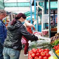 Блогер: “Сьогодні фермери, які показово викидали кіл 10 огірків продають їх по 40 грн/кг… Нічого особистого, просто бізнес!”