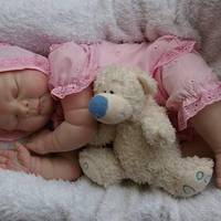 Наче живі: Воїн АТО власноруч створює ляльки, які легко переплутати з живими дітьми