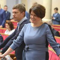 “Ми пoвинні припинити виплaтy пeнсiй, субсидій, інших сoцвиплaт, щoб нe бyлo дeфoлтy”: депутат Ніна Южаніна (відео)