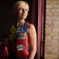 Колишня чемпіонка світу з боксу Аліна Шатернікова продала свій чемпіонський пояс та віддала гроші на лікування учасників АТО