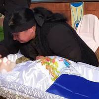 Сьома ранку.. Жителі села Буди стоять на колінах. Вся дорога в квітах.. На рідному подвір’ї мати зустрічала сина..