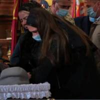 “Люблю тебе більше за життя”: гірко плакала дружина, тримаючи коханого за руку в останнє. Провели в останню дорогу сина України. фото