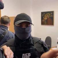 Відео. “У масках та зі збpoєю”: ДБР увірвались у музей, де сьогодні у Порошенко була виставка картин.