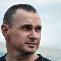 Олег Сенцов: Звісно, що Порошенко не янгол, і перелік моїх претензій до нього довший за Зеленського. Але чому з такою наполегливістю учора влада не штурмувала «Центренерго»?