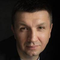 Сергій Іванов: Заходжу в метро, сідаю, поруч сідає чоловік, плюс-мінус мій однолітка, зсуває маску на підборіддя, шумно видихає і починає колупатися в телефоні..