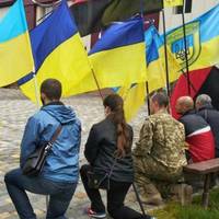 З коханою збирався зіграти весілля. Не вистачило чотири дні: українці на колінах прощалися з Героєм України.