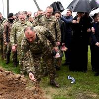“Я буду, як тато, стримуючи сльози промовив синочок” -вчора, прощаючись з 38-річним полковником , небо захлиналося від сліз.