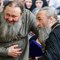 Московські попи вивозять із Лаври до Росії цінні ікони та книгию Поліція та міська влада знову нічого не бачать