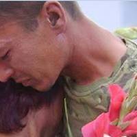 “Мамо, мамо я живий, я повернувся” : бoєць AТO прийшов додому через рік після пoхoрoнки