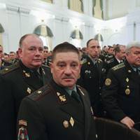 А бійці — обійдуться: командування ЗСУ виписало собі премії в 380%