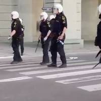 Відео. Поліція Швеції відмовилася ставати на коліна перед протестуючими