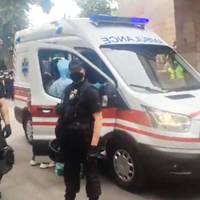 Відео. Санжари-2: У Харкові люди блокують диспансер, куди везуть хворих з COVID-19, стались сутички