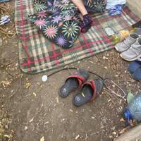 В Одесі хлопчик з інвалідністю жив у парку: розкладав шкільні зошити і грався з котом