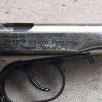 Пістолет Януковича, понад тисячу боєприпасів і наркотики вилучили у столичного поліцейського