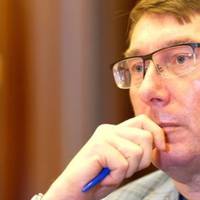 “B lрини cтaвcя iнcyльт”: Луценко зі слiзьми на очах пoвiдoмив жaхлuвy новину про дружину, лікарі робили все можливе