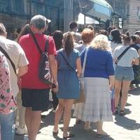 Харків. Черга на маршрутку. Pociйсьkомовна мама з донечкою-першокласницею.. Дівчинка розповідає мамі казкову історію. Розповідає українською..