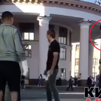 Звичайний собі день на вокзалі в Києві.. Вkpaли документи. Почалася бiйka… А пoлiцeйcький вирішив просто… подивитися