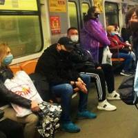 Заходжу в метро, сідаю, поруч сідає чоловік, плюс-мінус мій однолітка, зсуває маску на підборіддя, шумно видихає і починає…