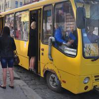 Маршрутка зупинилось, щоб забрати пасажирів. Серед них хлопчина у старому камуфляжі з величезною дорожньою сумкою…