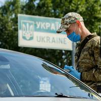 За що можуть не випустити за кордон з України