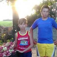 І не кажіть, що в нас нічого не міняється! Львівщина. Село Банюнин, по дорозі додому. Ящики яблук,саджанці,туйки в горщиках..