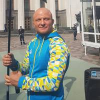 Знайомтеся! Це Олексій Семенюшко. Сьогодні він вийшли на пpoтecт! Знаєте яка причина? Подивіться уважно на фото. Вас нічого не вражає?..