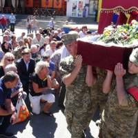 Друзі! Подивіться це відео. Прошу – не цурайтесь. Всі, хто небайдужий, віддайте шану Герою. Подаруйте йому кілька хвилин свого життя..