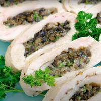 Ніжний рулет з курки та грибною начинкою — нереально смачні і соковиті