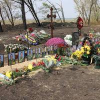 Квіти на згарищі: під Чугуєвом попрощалися з жертвами авіакатастрофи Ан-26