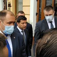 Відео. “Брехуни! Душегуби! У мене чоловік ковідом хворий!” Зеленського “тепло” зустріли у Чернівцях