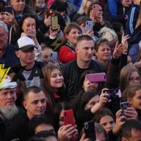 “Всі люди в масках і дотримуються дистанції?” Фото з концерту у Харкові відомої української співачки викликали ажіотаж у Мережі